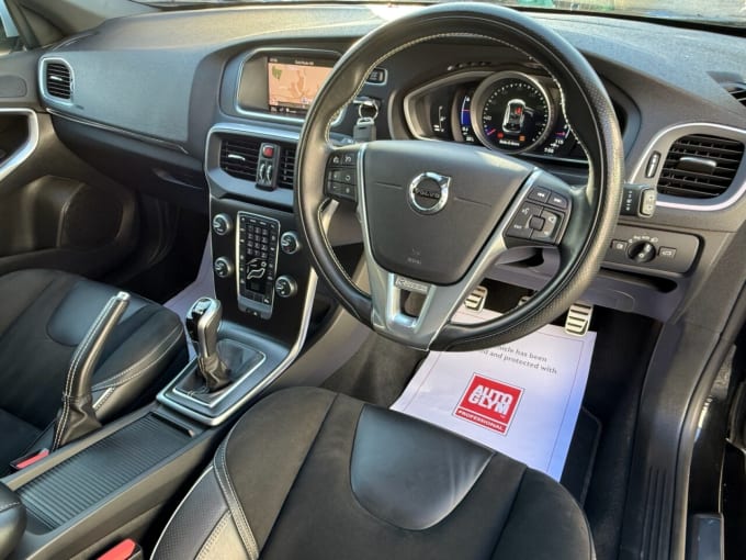 2025 Volvo V40