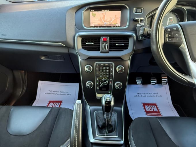 2025 Volvo V40