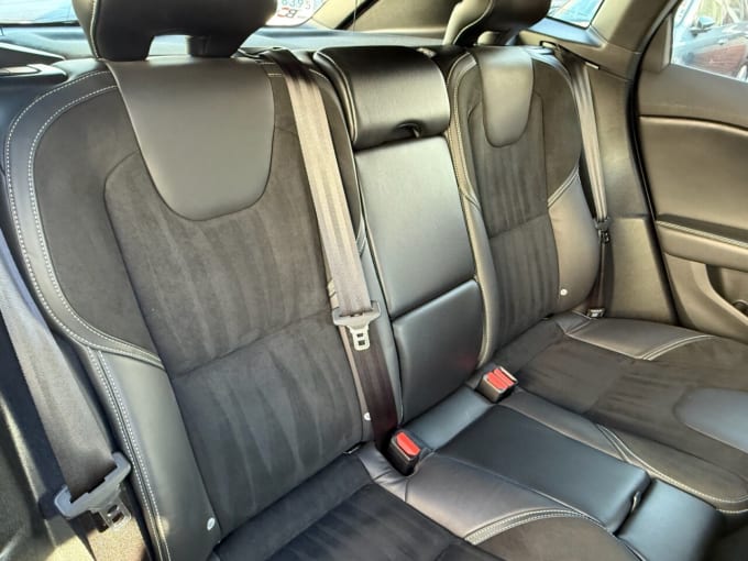 2025 Volvo V40