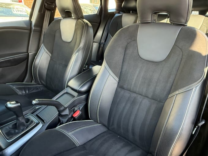 2025 Volvo V40