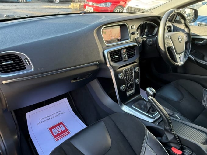 2025 Volvo V40