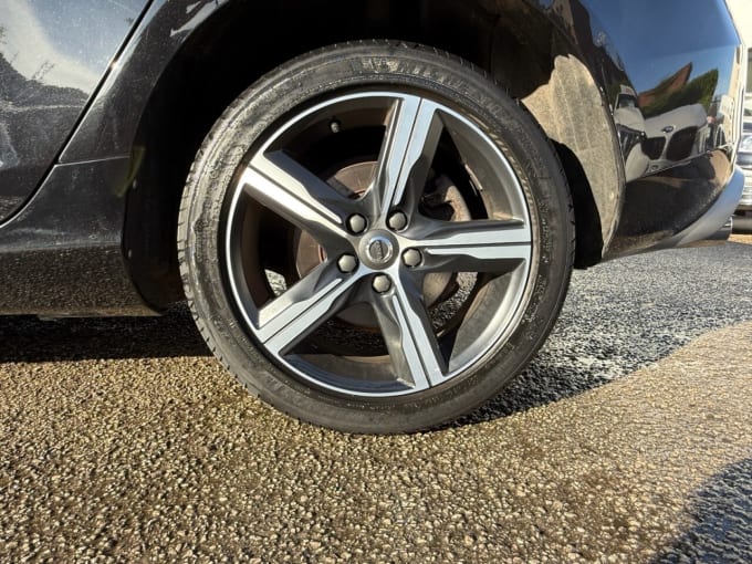 2025 Volvo V40
