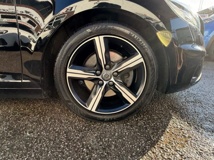 2025 Volvo V40