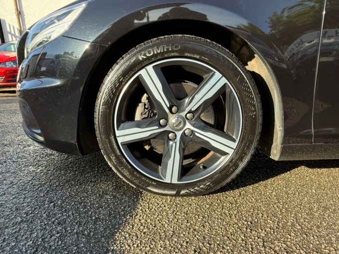 2025 Volvo V40