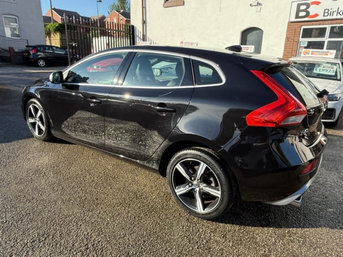 2025 Volvo V40