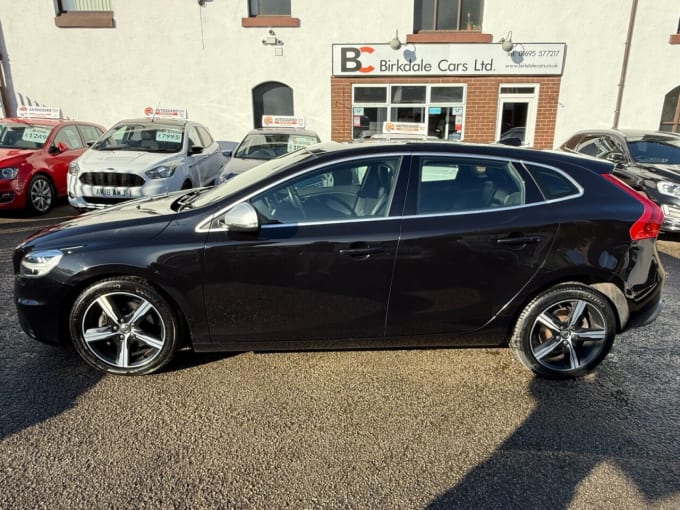 2025 Volvo V40