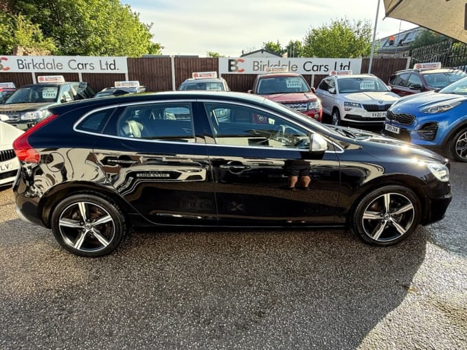 2025 Volvo V40