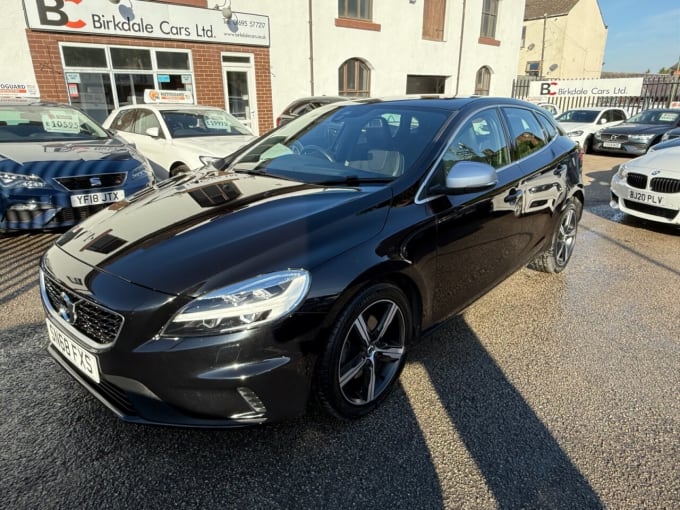 2025 Volvo V40
