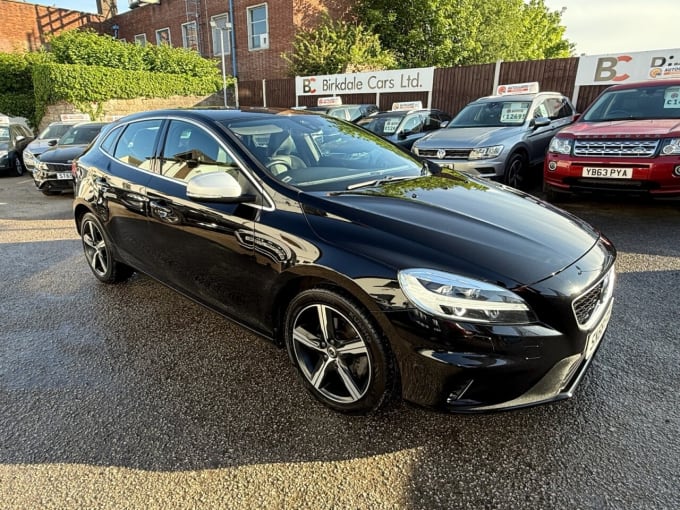 2025 Volvo V40