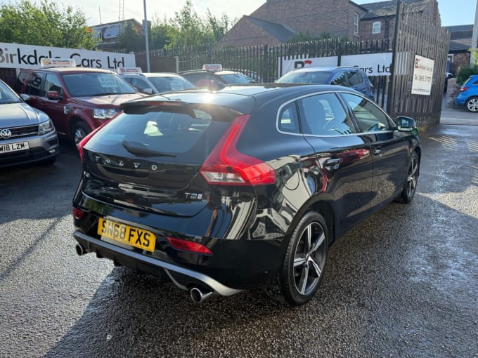 2025 Volvo V40