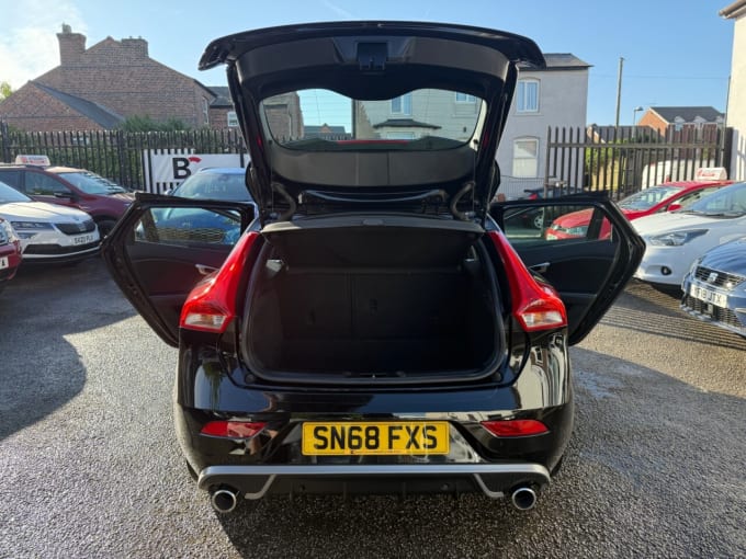 2025 Volvo V40