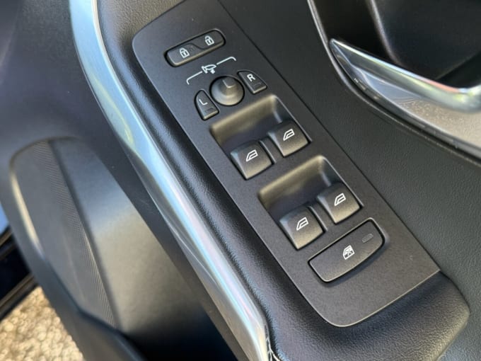 2025 Volvo V40