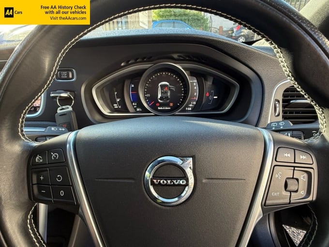 2025 Volvo V40