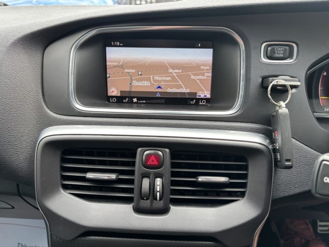 2025 Volvo V40