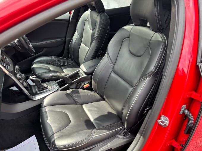 2025 Volvo V40