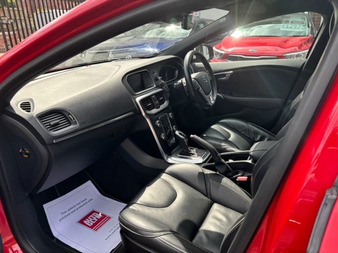 2025 Volvo V40