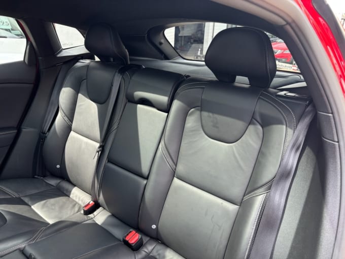 2025 Volvo V40