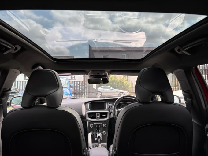 2025 Volvo V40