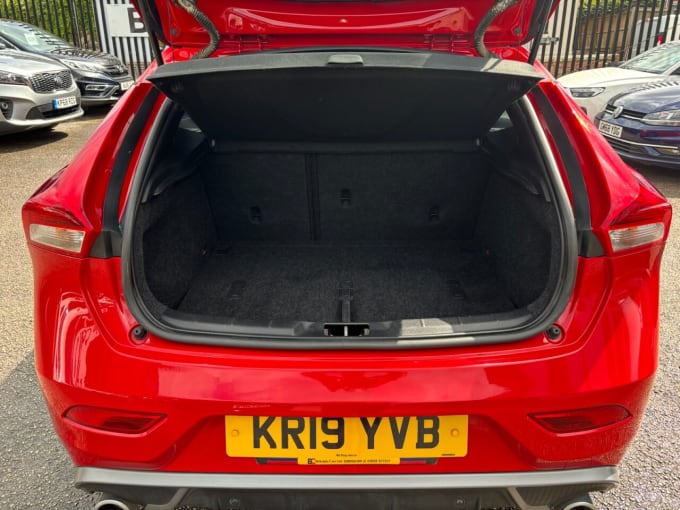 2025 Volvo V40