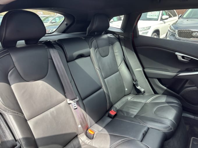 2025 Volvo V40