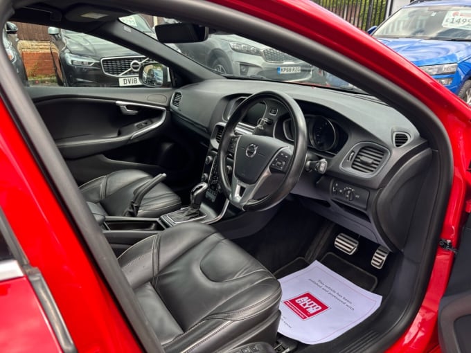 2025 Volvo V40