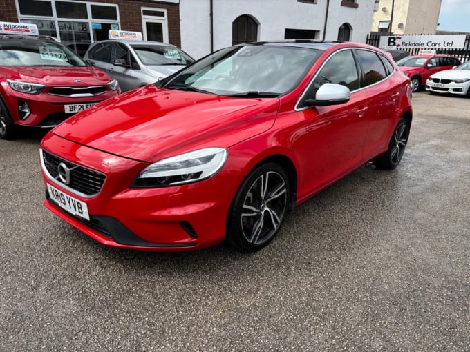 2025 Volvo V40