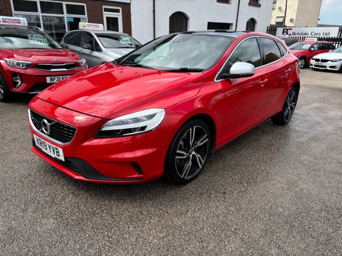 2025 Volvo V40
