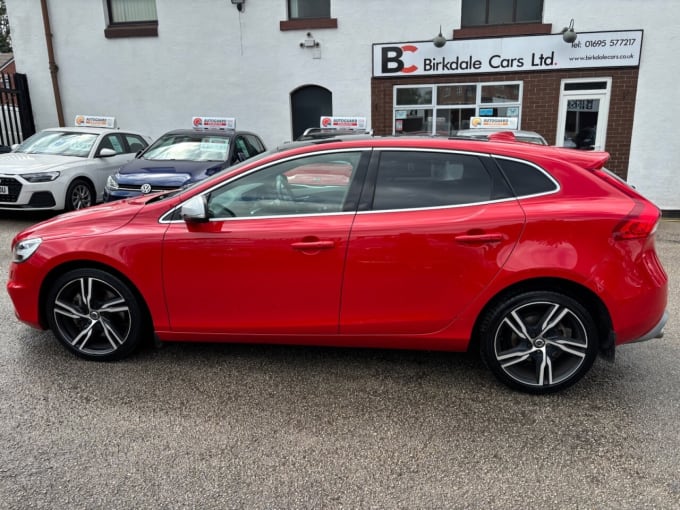 2025 Volvo V40