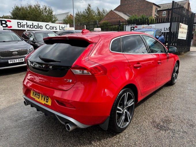 2025 Volvo V40