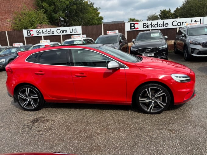 2025 Volvo V40