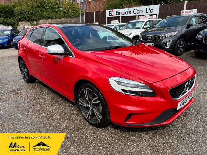 2025 Volvo V40