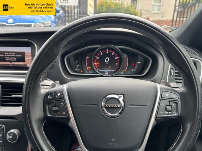 2025 Volvo V40
