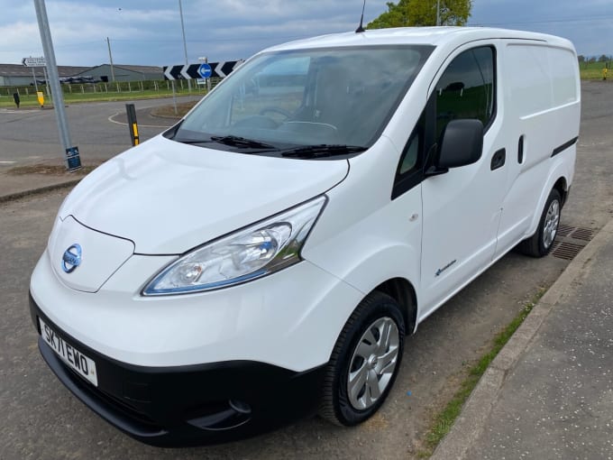 2025 Nissan E-nv200