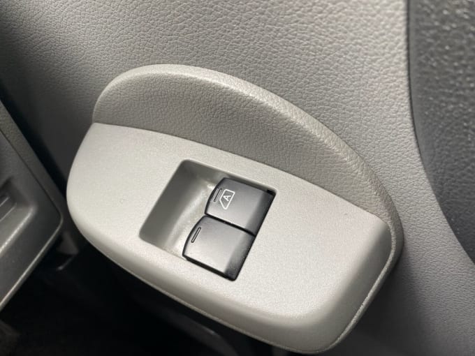 2025 Nissan E-nv200