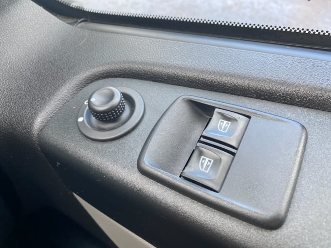2025 Nissan Nv300