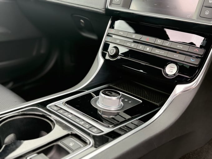 2025 Jaguar Xe