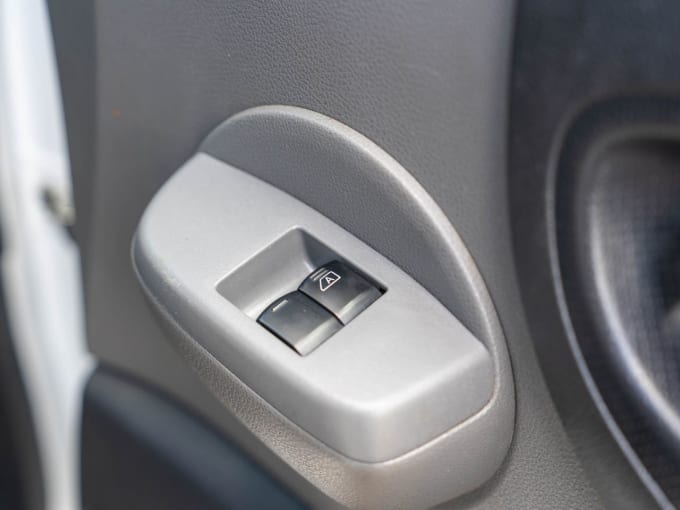 2025 Nissan Nv200