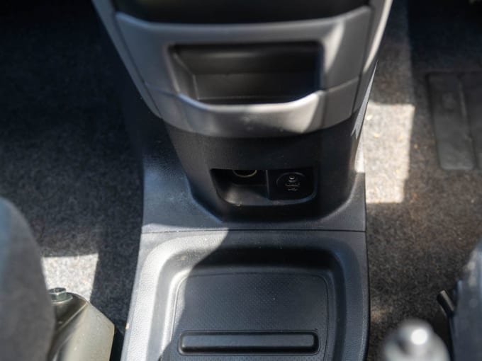 2025 Nissan Nv200