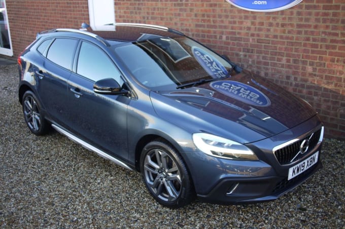 2025 Volvo V40 Cross Country