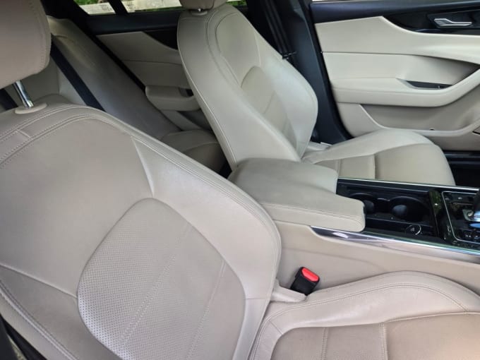 2025 Jaguar Xe