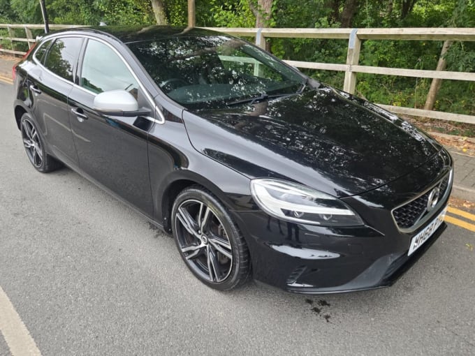2025 Volvo V40