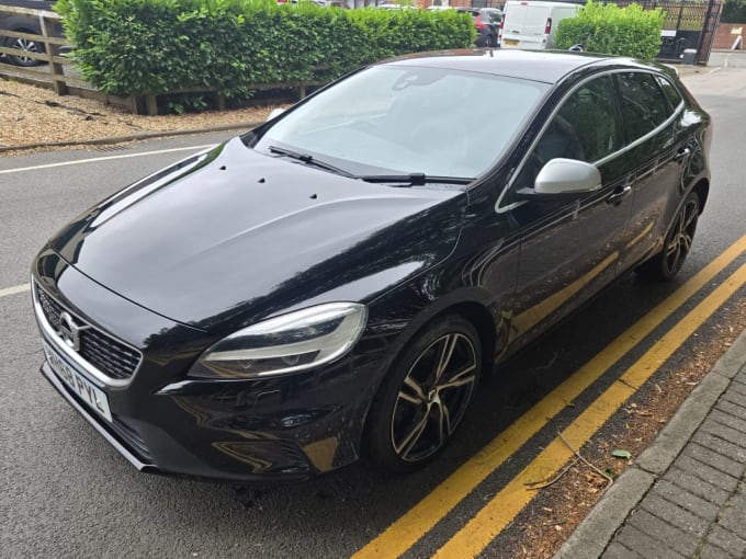 2025 Volvo V40