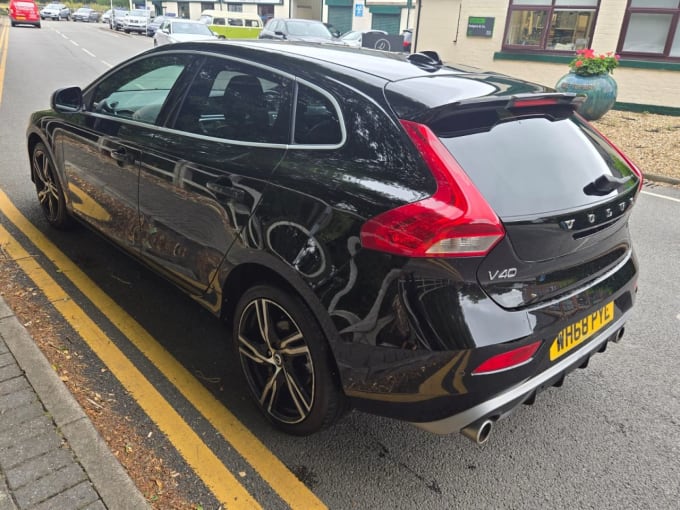 2025 Volvo V40