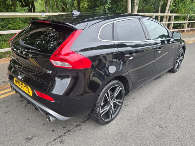 2025 Volvo V40