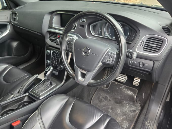 2025 Volvo V40