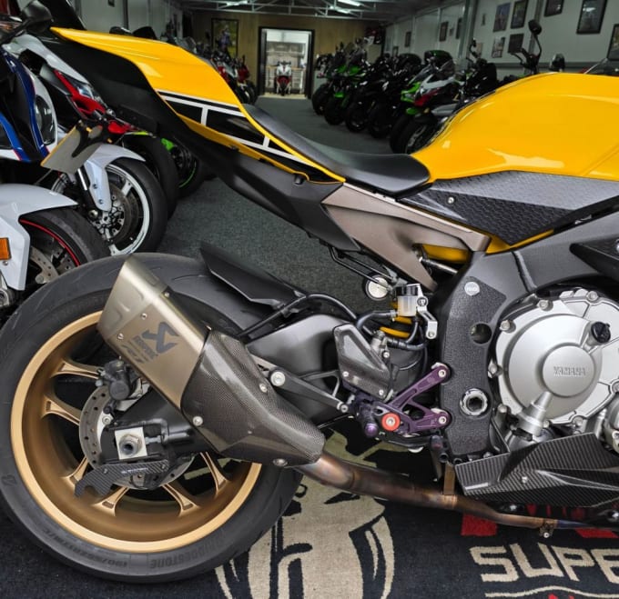 2016 Yamaha Yzf R1 16