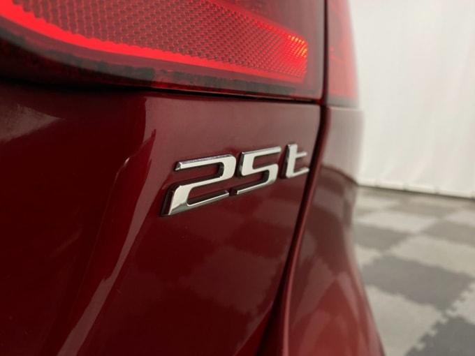 2025 Jaguar Xe