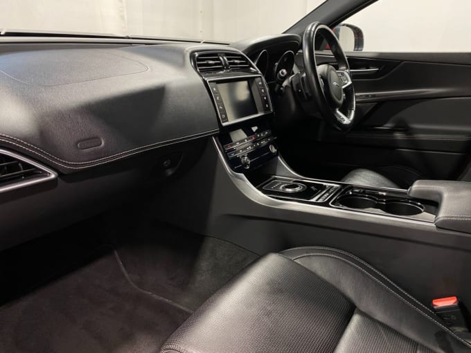 2025 Jaguar Xe