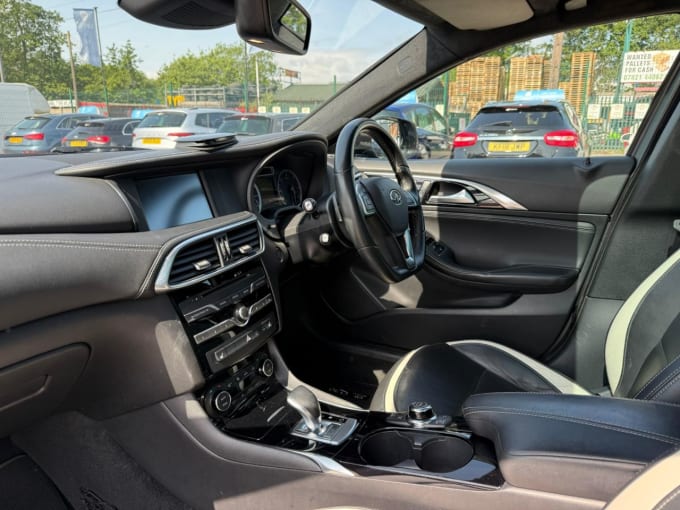 2025 Infiniti Q30