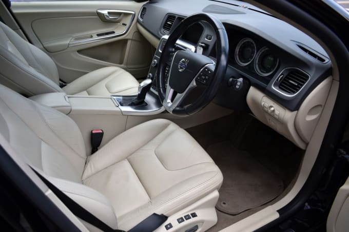 2025 Volvo V60
